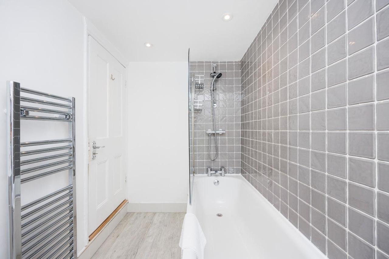 Welcomestay Colliers Wood Two Bed Apartment - Home Away From Home 런던 외부 사진