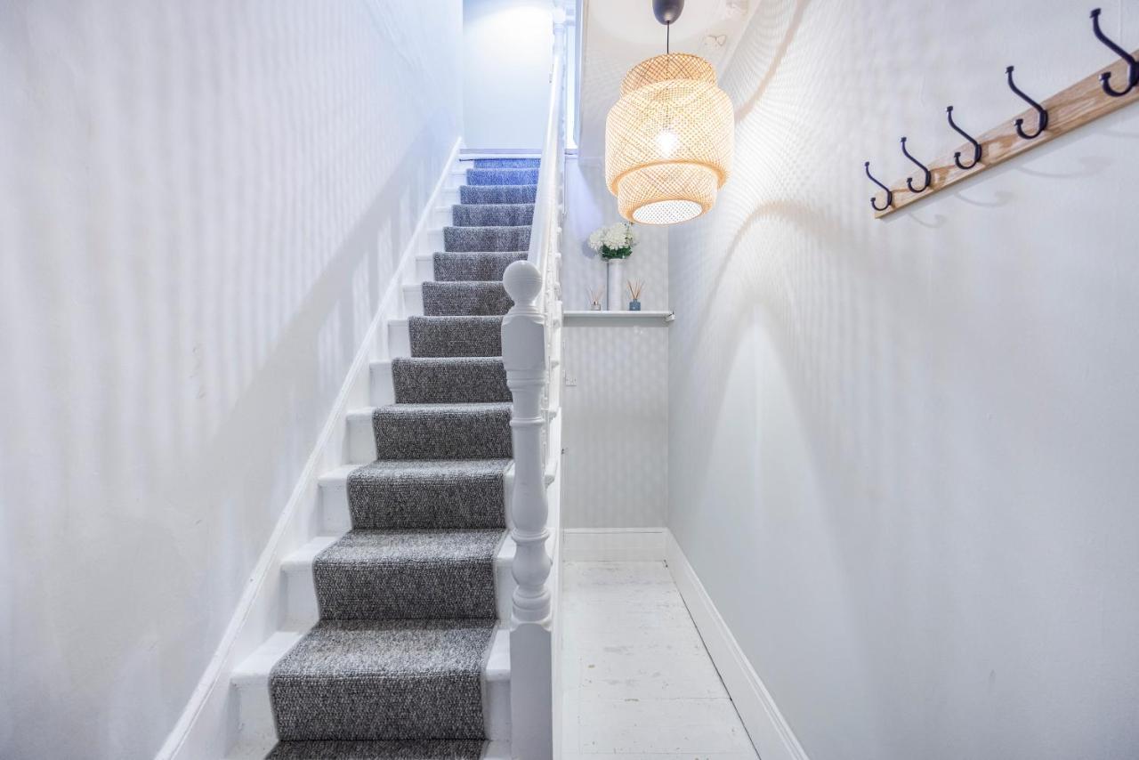 Welcomestay Colliers Wood Two Bed Apartment - Home Away From Home 런던 외부 사진