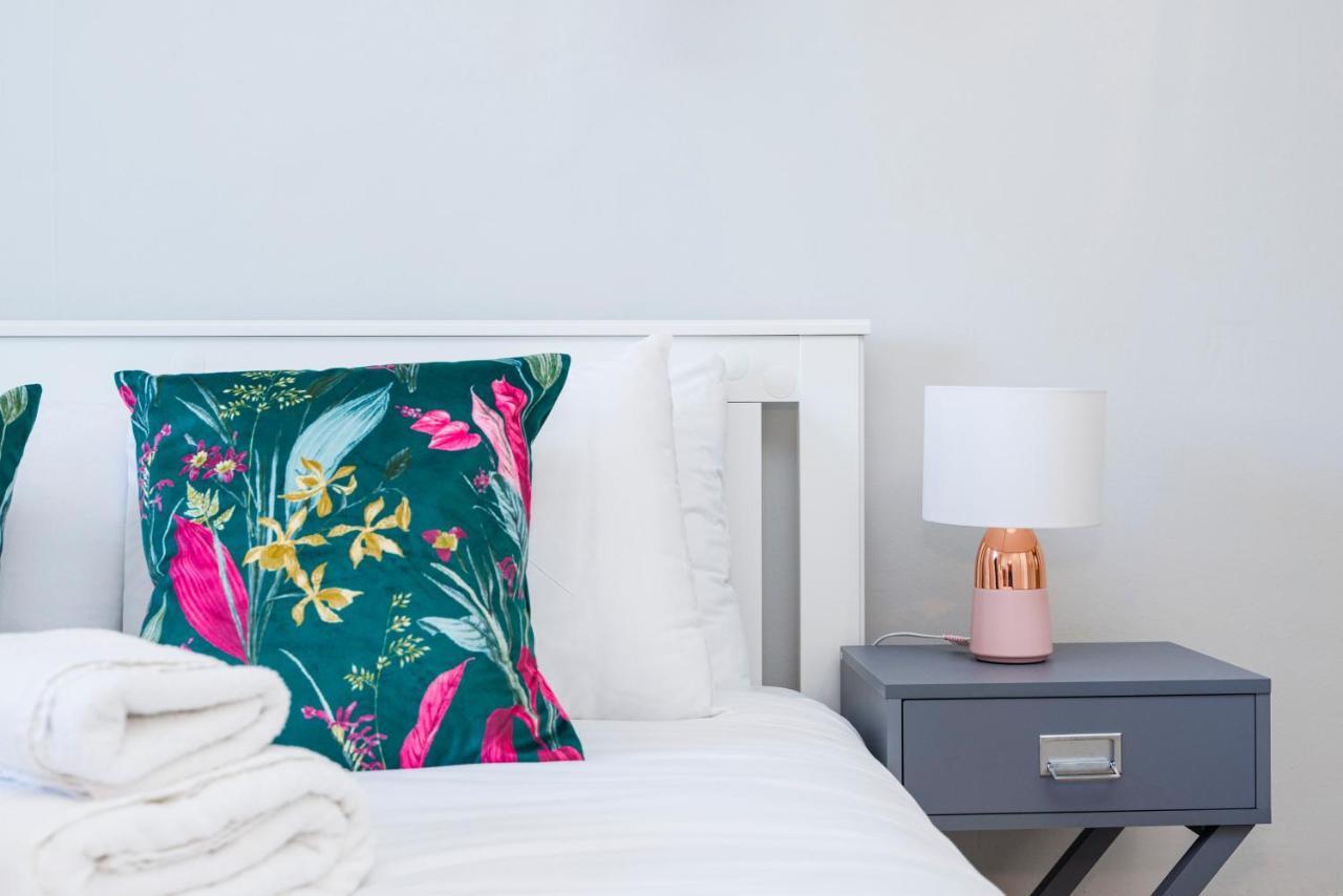 Welcomestay Colliers Wood Two Bed Apartment - Home Away From Home 런던 외부 사진